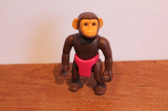 Playmobil aap met roze aankleding.