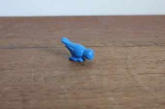 Playmobil blauw vogeltje vleugels dicht.