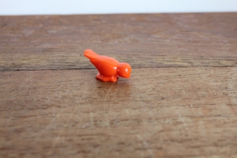 Playmobil fel oranje vogeltje met vleugels dicht.