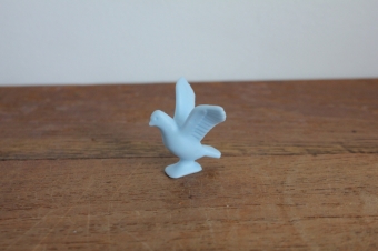 Playmobil blauwe duif vleugels open.