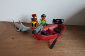 Playmobil hamerhaai met piraten in bootje 5137.