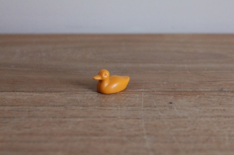 Playmobil klein donker geel pulletje