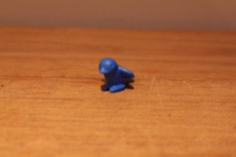 Playmobil blauw vogeltje vleugels wijd.