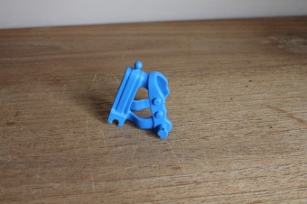 Playmobil blauw houder om paarden aan kar vast te maken.