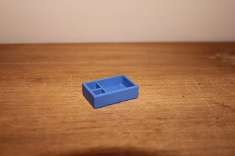 Playmobil laag blauw bakje met vakjes.