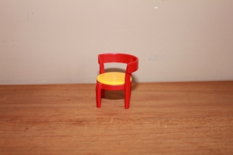 Playmobil rode met gele stoel