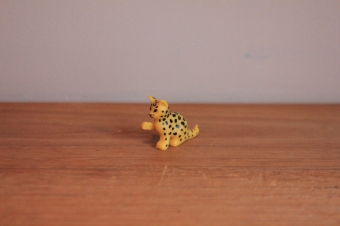Playmobil baby luipaard zittend.