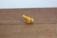 Playmobil geel vogeltje met vleugels dicht.