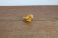 Playmobil geel vogeltje met vleugels wijd.