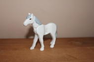 Playmobil wit paard met licht grijze manen.