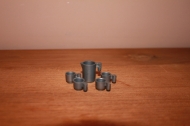 Playmobil 4 grijze kopjes met een kan.